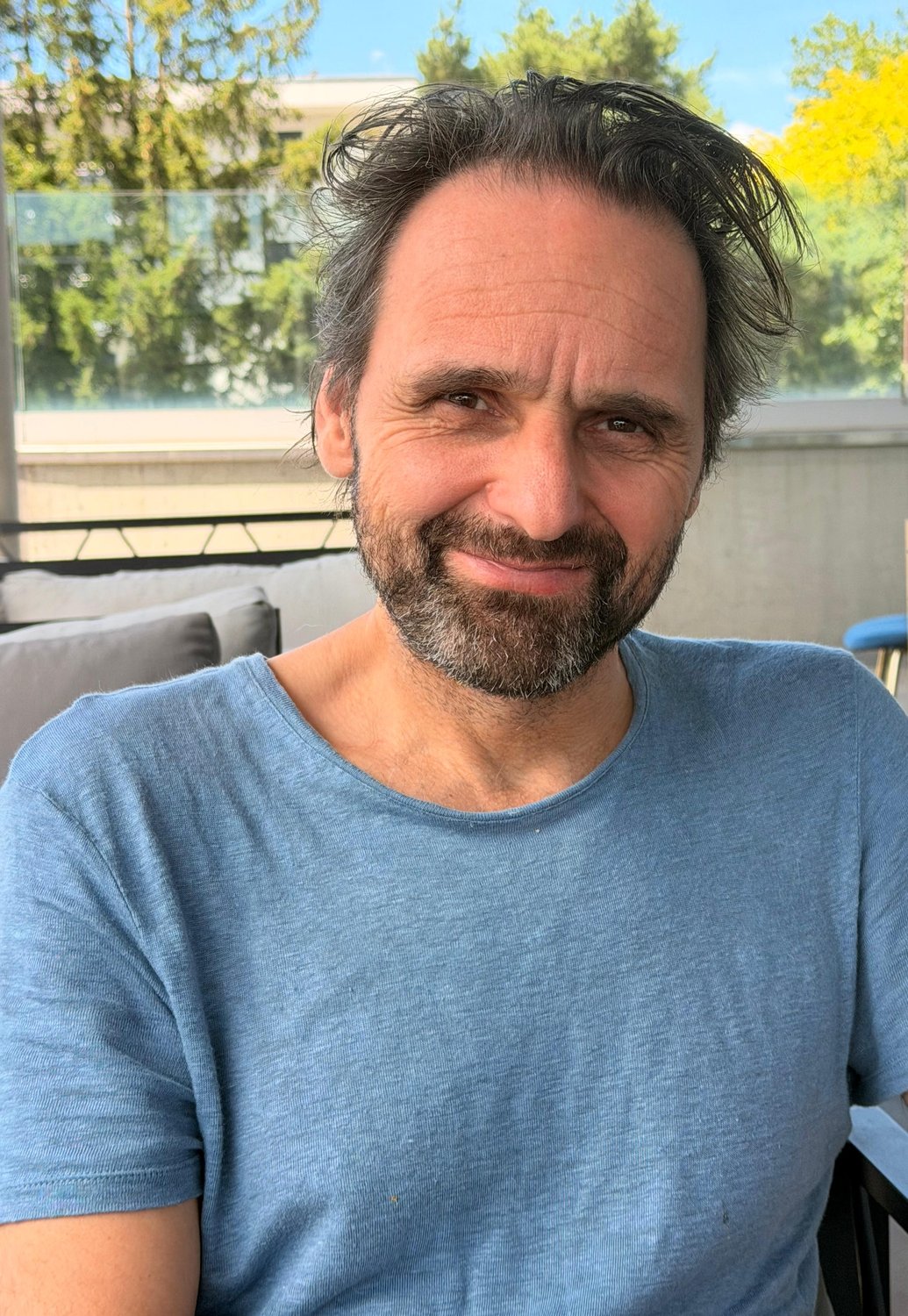 Martial Chételat, praticien en médecine intégrée et médecine tibétaine, dans les Alpes valaisannes
